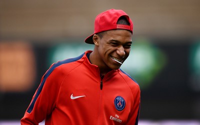 电竞牛热评-加维戴帽后把球送给残疾小球迷